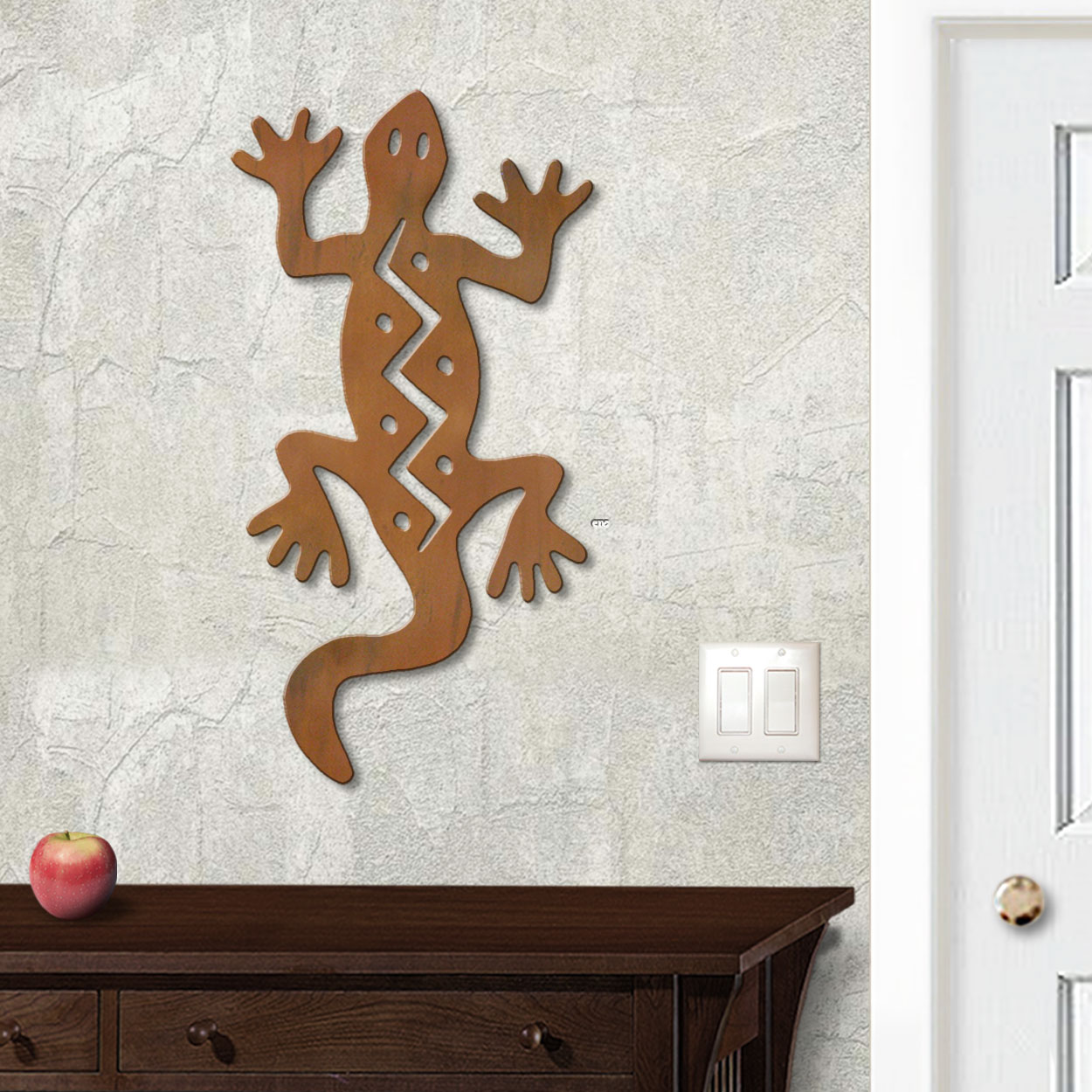 625038r - 18in or 24in Floating Metal Wall Art - Climbing Gecko - Rust Patina